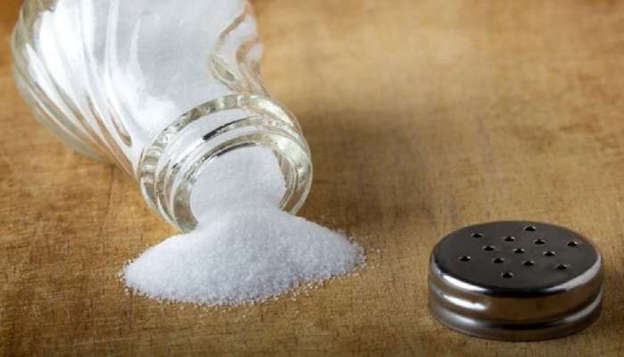 Kitchen Tips : जेवणात मीठ जास्त झालंय? मग गोंधळून जाऊ नका, करा 'हे' सोपे उपाय