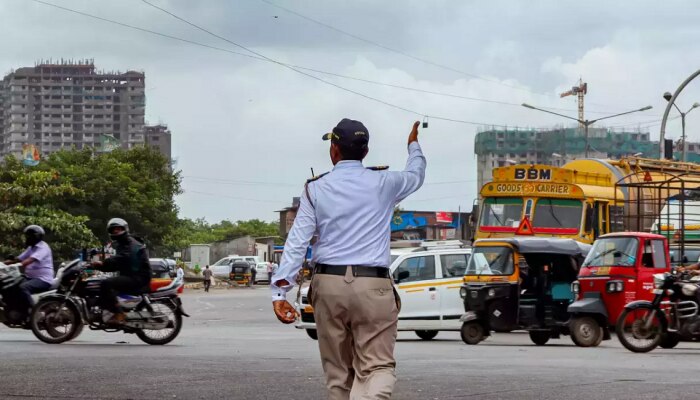 55 वर्षांहून जास्त वयाच्या वाहतूक पोलिसांबाबत मुख्यमंत्र्यांचा मोठा निर्णय, पोलीस आयुक्तांना निर्देश