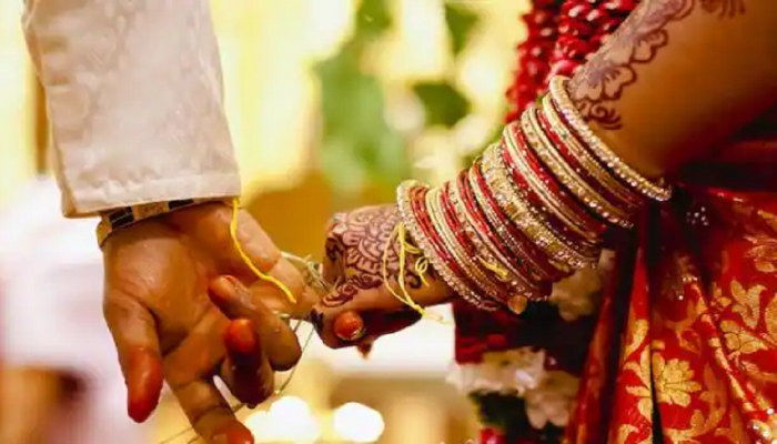 Brother Sister Marriage : काय म्हणावं याला! भावाने बहिणीसोबतच उरकलं लग्न?