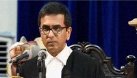 घरात पण असेच वागता का? कोर्टरुमध्येच महिलेसोबत गैरवर्तन केल्याने भडकले सरन्यायाधीश