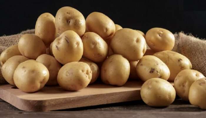 Benefits of Potato : घरात असलेला बटाटा तुमच्या आरोग्यासाठी संजीवनी बुटी! 'या' आजारांपासून होईल सुटका