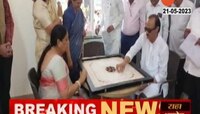 बारामतीत अजित पवारांनी पत्नीसोबत खेळला कॅरम
