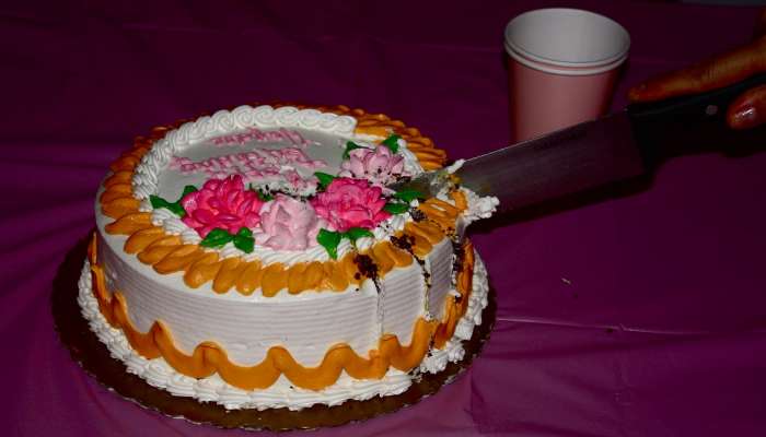 वाढदिवस सुरु असताना तरुणाचा मृत्यू; कुटूंबियांनी मृतदेहासमोर कापला केक