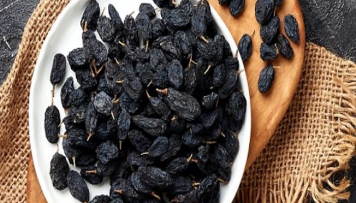 soaked black raisins munakka benefits eating empty stomach home remedies health tips