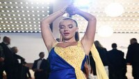 Cannes 2023 मध्ये ती आली, ड्रेसमधून काहीतरी काढलं, रक्तानं माखली आणि... पाहा Video 
