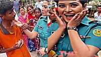 त्या तरुणाच्या गालावर सुंदर महिला पोलीसने हात फिरवताच, त्याने मिठी मारली Kiss केलं 