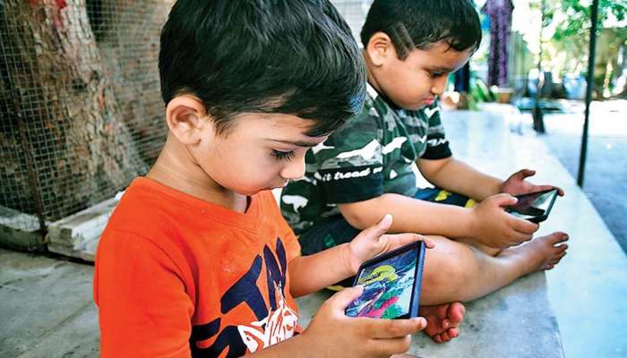 लहान मुलांना देताय फोन, त्यांच्या IQ वर होऊ शकतो गंभीर परिणाम