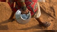 दाहक वास्तव; एक हंडा पाण्यासाठी अख्खी रात्र जागून महिला विहिरीवर !