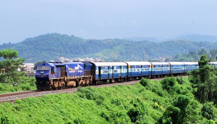 Mumbai - Goa प्रवास करु इच्छिणाऱ्यांसाठी विशेष रेल्वे; आताच पाहा वेळापत्रक आणि तिकिटांचे दर 