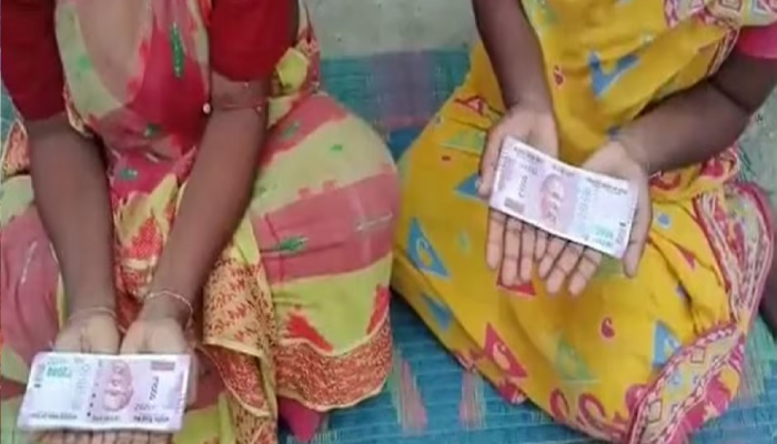 Odisha Train Accident : मदतीच्या नावाखाली मृतांच्या कुटुंबियांच्या हातात ठेवल्या 2 हजारांच्या नोटा, BJP-TMC आमने सामने