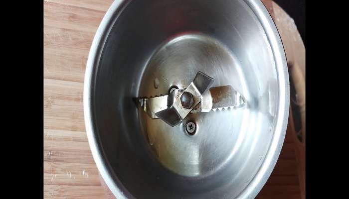 मिक्सरच्या भांड्यातील ब्लेडची धार कमी झालीय? मग घरच्या घरी करा 'हे' उपाय, वाचेल वेळ आणि पैसा!   