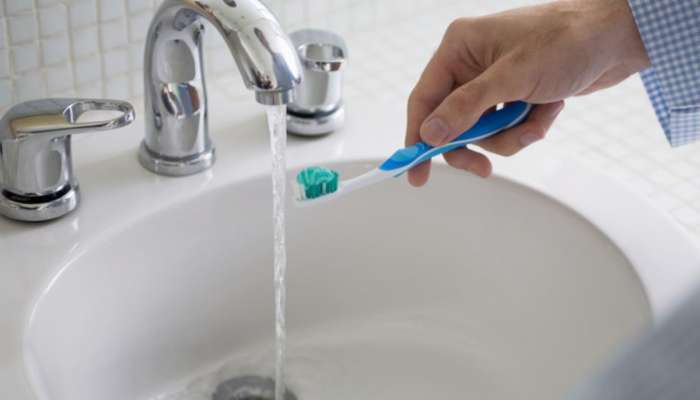 रोज दात घासण्याच्या आधी तुम्ही ब्रश ओला करताय? डेन्टिस्टनी सांगितले साइट इफेक्ट 