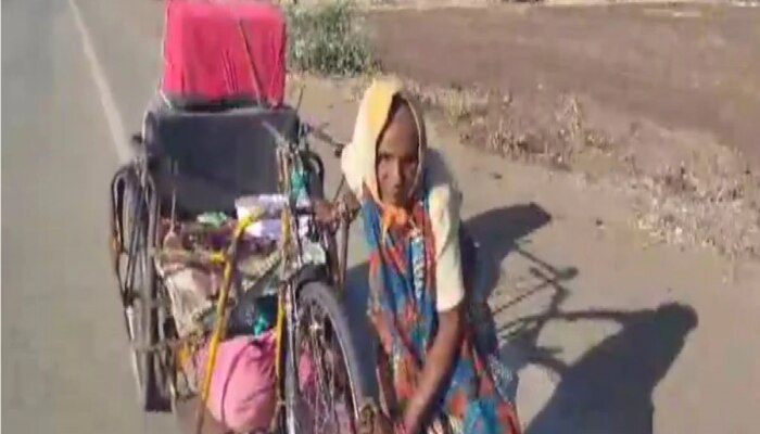 Viral News: आईची माया?  पैसे नसल्याने लेकिकडे जाण्यासाठी दिव्यांग आईचा व्हिलचेअरवरुन 8 दिवसात 180 किमी प्रवास