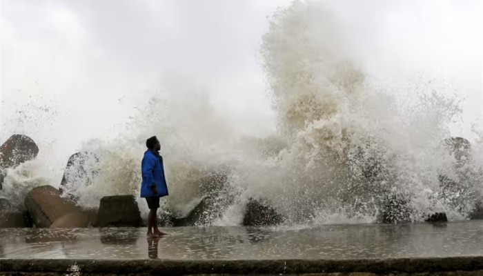 Cyclone Biporjoy : 24 तास वैऱ्याचे! चक्रिवादळामुळं समुद्रात मोठमोठ्या लाटा उसळण्यास सुरुवात