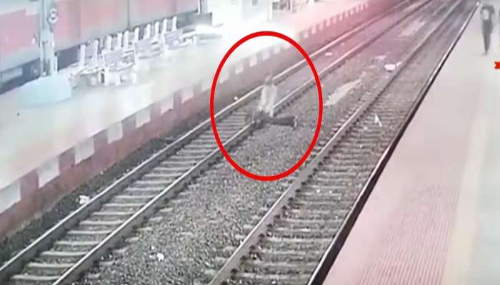 Viral News: ट्रॅकवर झोपलेला तरुण, समोरुन वेगाने येणारी ट्रेन अन् RPF जवानाने मारलेली उडी; पाहा धक्कादायक VIDEO