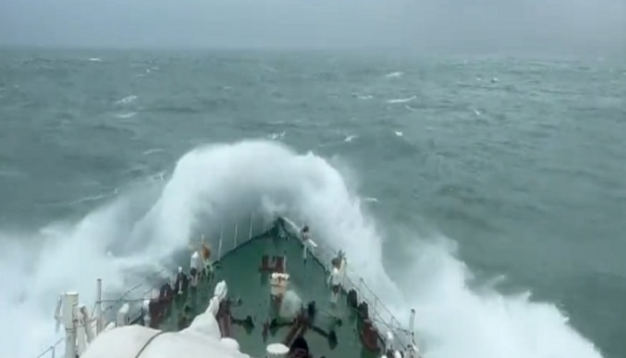 #CycloneBiparjoy : बिपरजॉय चक्रिवादळापुढे बलाढ्य जहाजही निकामी; पाहा वादळाची तीव्रता दाखवणारा VIDEO 