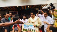 बर्थ डे दिवशी राज ठाकरे यांनी औरंगजेबाचा फोटो असलेला केक कापला