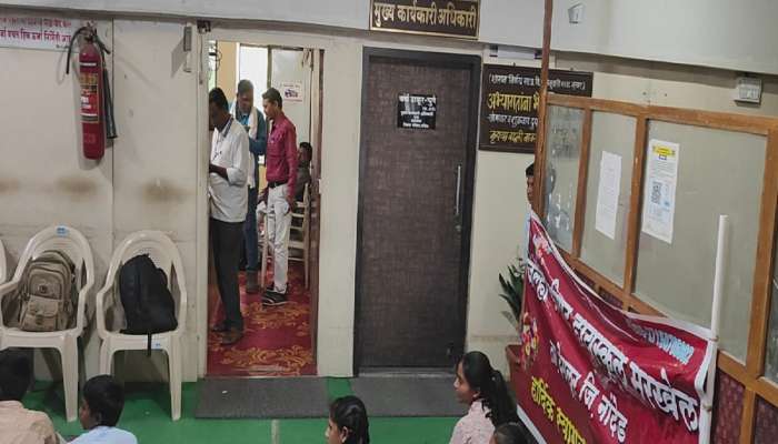 शाळेचा पहिला दिवस पण वर्गात शिक्षकच नाहीत, पुढे विद्यार्थ्यांनीच केलं असं काही...