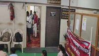 शाळेचा पहिला दिवस पण वर्गात शिक्षकच नाहीत, पुढे विद्यार्थ्यांनीच केलं असं काही...