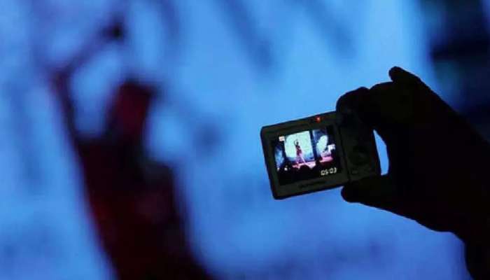 तरुणीने Video Call वर कपडे काढण्यास सुरुवात करताच बापासमोर बेशुद्ध पडला तरुण; अन् नंतर...