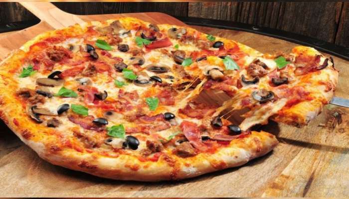 Eating Pizza Job: पिझ्झा खाण्याचा मिळतो पगार, &#039;असा&#039; करा नोकरीसाठी अर्ज