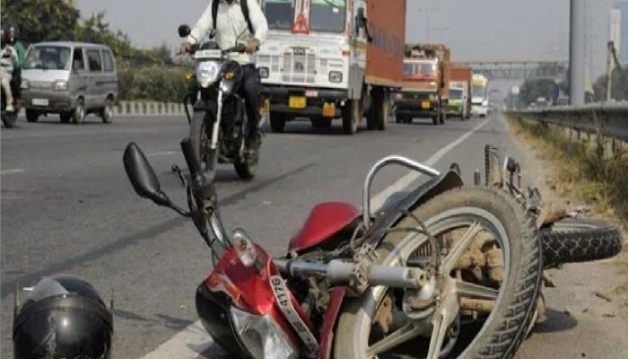 मन सून्न करणारी घटना! दुचाकीवरुन प्रवास करताना आईच्या कुशीतून पडली, 10 महिन्यांच्या लेकीचा मृत्यू