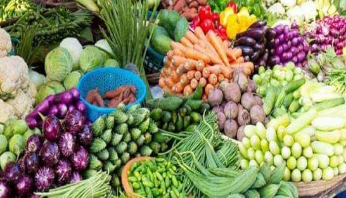 Vegetable Price Hike : कोथिंबीरीची जुडी शंभरीपार; वाढलेल्या दरांनी गृहिणींचं बजेट कडाडलं 