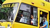 ही कसली मनमानी! शाळेचीच बस वापरण्याचा हट्ट, पुण्यात विद्यार्थ्यांना गेटबाहेर काढला