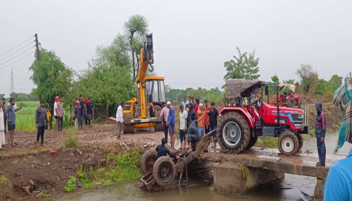 साताऱ्यात ट्रॅक्टरचा विचित्र अपघात; 4 महिलांचा जागीच मृत्यू तर एक गंभीर जखमी