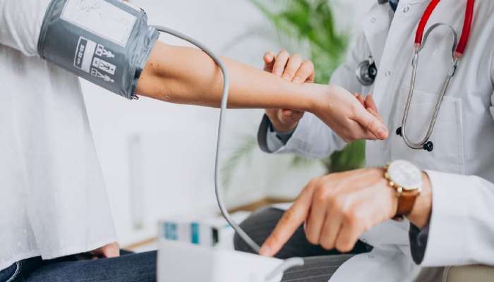 Blood Pressure : ब्लड प्रेशर नियंत्रणात ठेवाचंय? 'या' पदार्थांपासून राहा 6 हात लांब 