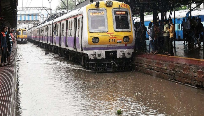 Mumbai Rains : मुंबईसह राज्यात पावसाची संततधार; लोकलच्या वेळापत्रकाकडे सर्वसामान्यांच्या नजरा 