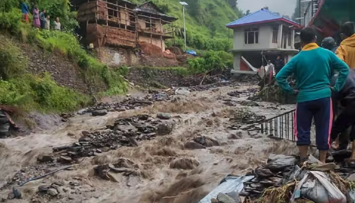Video : हिमाचल प्रदेशात पावसामुळं हाहाकार, नद्यांना रौद्र रुप; उत्तराखंडमध्येही निसर्ग कोपला 
