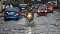 मुंबईसह उपनगरांत पावसाचा जोर,  कुठे पाणी साचलं, तर कुठे झाडं कोसळली... 