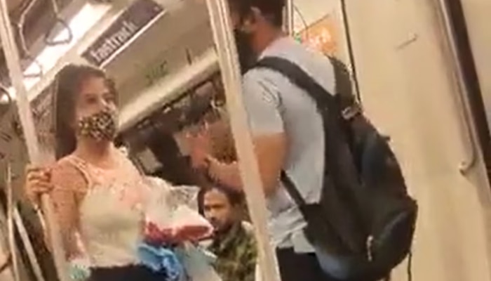 Delhi Metro Viral Video: दिल्ली मेट्रोमध्ये हायवोल्टेज ड्रामा, गर्लफ्रेंडने धु धु धुतलं अन्... पाहा व्हिडिओ