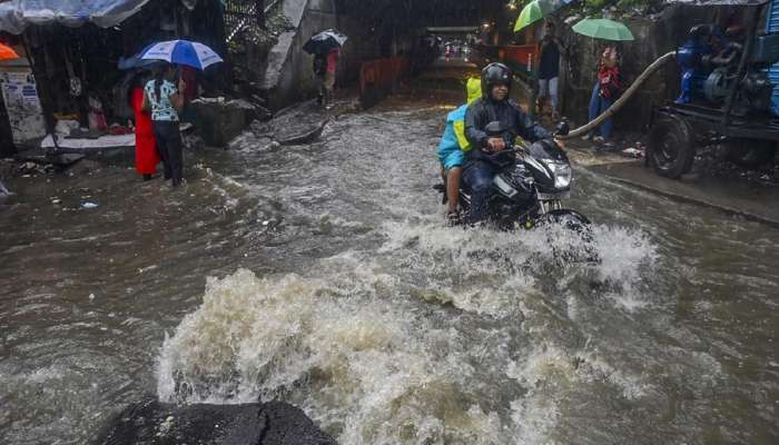 Mumbai Rain Photo : मुंबईत मुसळधार पाऊस, पुढील 4 दिवस सतर्क राहण्याचे आवाहन