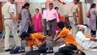 रेल्वे प्लॅटफॉर्मवर झोपलेल्या प्रवाशासोबत पोलीस कर्मचाऱ्याची मुजोरी; पाहा Video