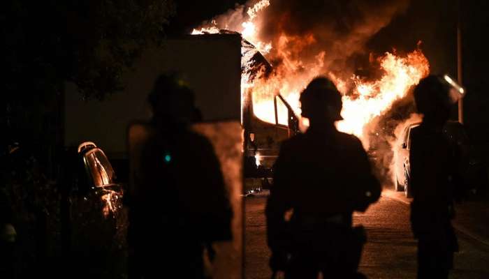 फ्रान्समध्ये आंदोलन भडकलं, महापौरांचं कुटुंब झोपेत असतानाच घरात घुसवली कार; नंतर लावली आग