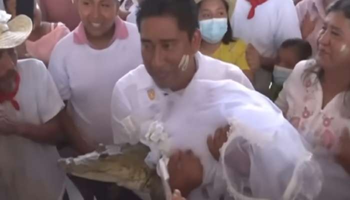 OMG! महापौरांनी केलं मगरीशी लग्न, कारण ऐकल्यावर डोक्यावर हात माराल