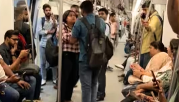 Delhi Metro Couple Fight: खचाखच भरलेल्या मेट्रोमध्ये गर्लफ्रेंडने बॉयफ्रेंडला धु धु धुतलं, पाहा Video