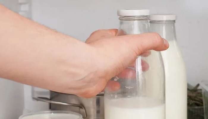फ्रीजमध्ये ठेवूनही दूध फाटतेय? हे उपाय करुन बघा!