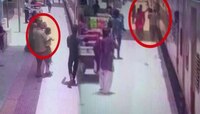 धावत्या ट्रेनमध्ये एका मुलीला बसवलं, दुसरीला बसवताना मुलीसह ट्रेनखाली गेले वडील