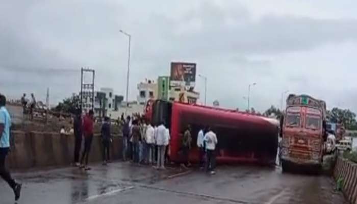 ST बस डायरेक्ट रस्त्यात आडवी झाली; सातारा - पुणे बेंगलोर महामार्गावर भीषण अपघात
