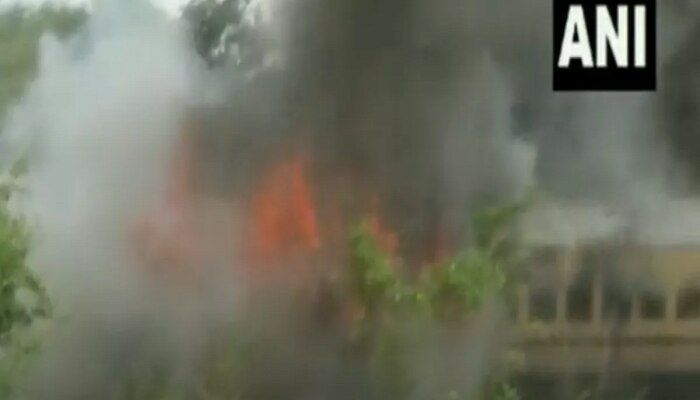 भयंकर VIDEO; फलकनुमा एक्स्प्रेसच्या तीन डब्यांचा जळून कोळसा  