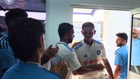  शतक ठोकल्यानंतर यशस्वी जयस्वालचं ड्रेसिंग रूममध्ये जंगी स्वागत; पाहा Video
