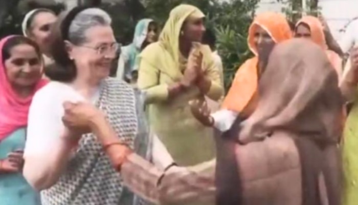Sonia Gandhi Dance: भातलावणी करणाऱ्या शेतकरी महिलांसोबत सोनिया गांधींनी धरला ठेका; पाहा Video