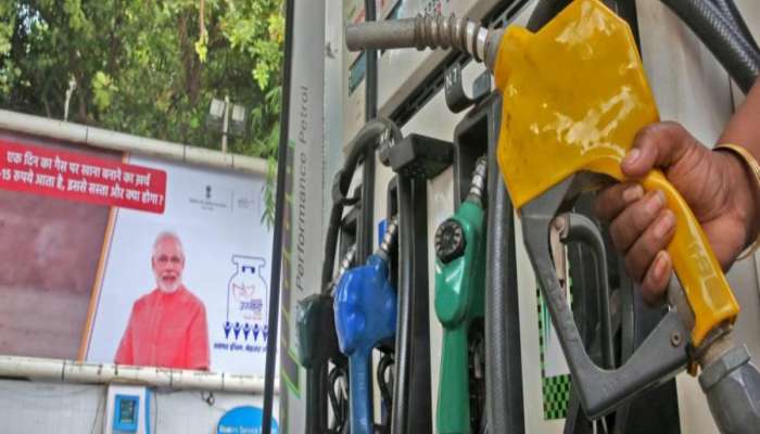 Petrol Diesel Price : कच्च्या तेलाच्या किमती घसरल्या; जाणून घ्या पेट्रोल डिझेलचे आजचे दर