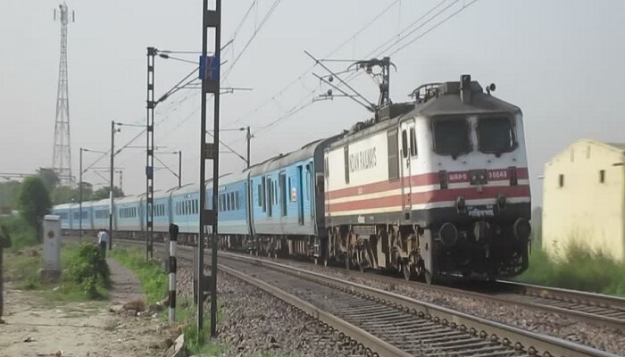 बाबो... एका चुकीमुळं Indian Railway नं &#039;या&#039; व्यक्तीच्या नावावर केली संपूर्ण ट्रेन