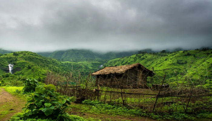 माथेरानच्या पायथ्याशी शेतांमध्ये 50 ते 100 फूट लांब भेगांमुळं दहशतीचं वातावरण 