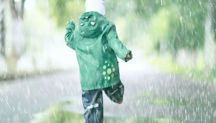 Baby Care Tips : पावसाळ्याच्या दिवसांत लहान बाळाची 'अशी' घ्या काळजी!