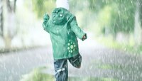 Baby Care Tips : पावसाळ्याच्या दिवसांत लहान बाळाची 'अशी' घ्या काळजी!
